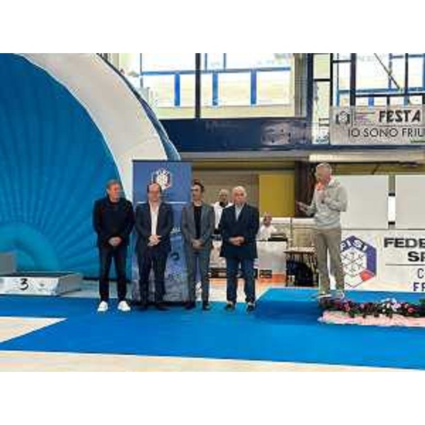 Il vicegovernatore della Regione con delega a Cultura e sport Mario Anzil nel corso della premiazione degli atleti alla Festa dello Sci 2023 - Il vicegovernatore della Regione con delega a Cultura e sport Mario Anzil nel corso della premiazione degli atleti alla Festa dello Sci 2023