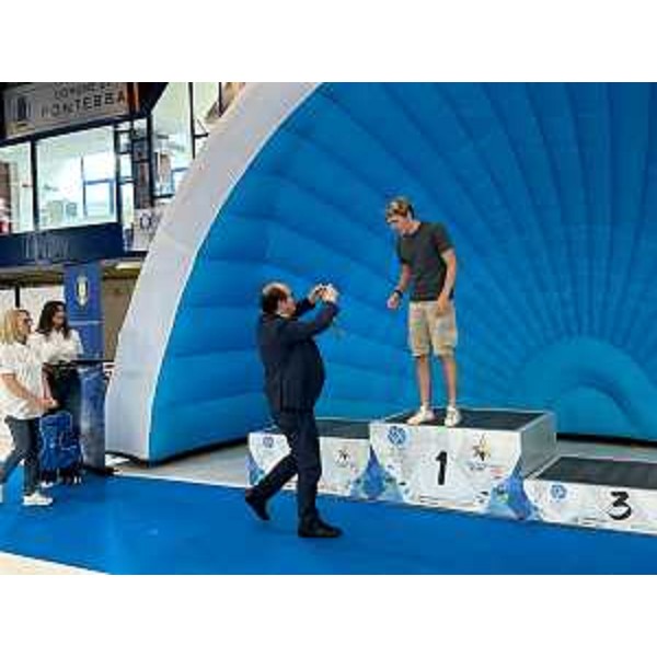 Il vicegovernatore della Regione con delega a Cultura e sport Mario Anzil nel corso della premiazione degli atleti alla Festa dello Sci 2023 - Il vicegovernatore della Regione con delega a Cultura e sport Mario Anzil nel corso della premiazione degli atleti alla Festa dello Sci 2023