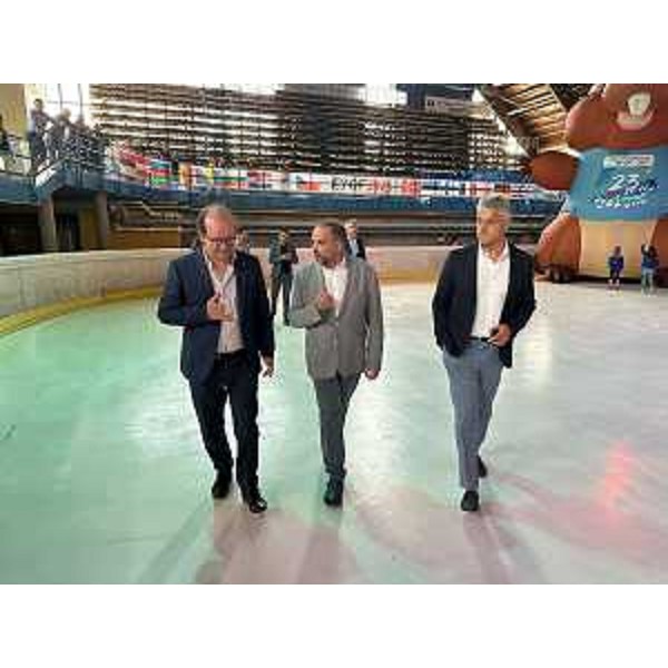 Il vicegovernatore della Regione con delega a Cultura e sport Mario Anzil (a sinistra) nel corso della Festa dello Sci 2023 - Il vicegovernatore della Regione con delega a Cultura e sport Mario Anzil (a sinistra) nel corso della Festa dello Sci 2023