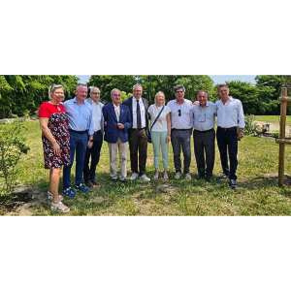 Foto di gruppo alla Asp Umberto I di Latisana per la consegna della foresta "I colori della vita", con al centro il presidente del Cr Fvg, Mauro Bordin - Foto di gruppo alla Asp Umberto I di Latisana per la consegna della foresta "I colori della vita", con al centro il presidente del Cr Fvg, Mauro Bordin