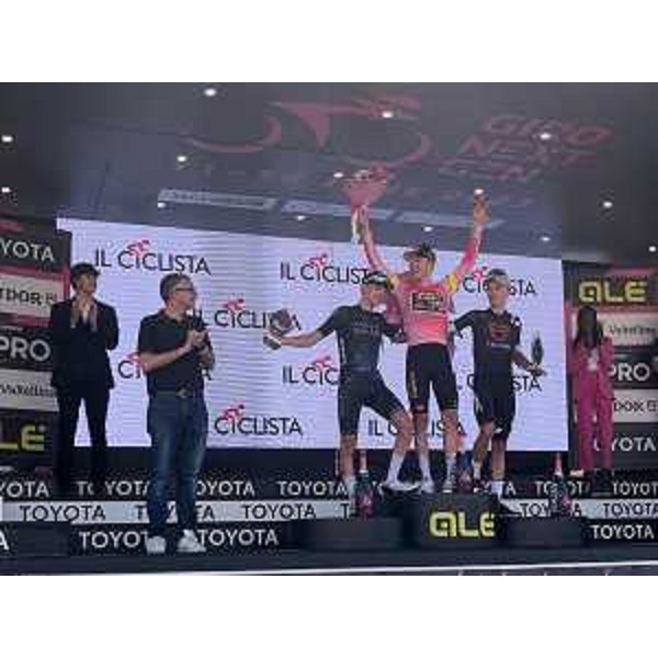 L'assessore regionale Pierpaolo Roberti alla consegna della Maglia Rosa del Giro Next Gen al danese Johannes Staune-Mittet; secondo Darren Raffert e Hannes Wilksch. - L'assessore regionale Pierpaolo Roberti alla consegna della Maglia Rosa del Giro Next Gen al danese Johannes Staune-Mittet; secondo Darren Raffert e Hannes Wilksch.