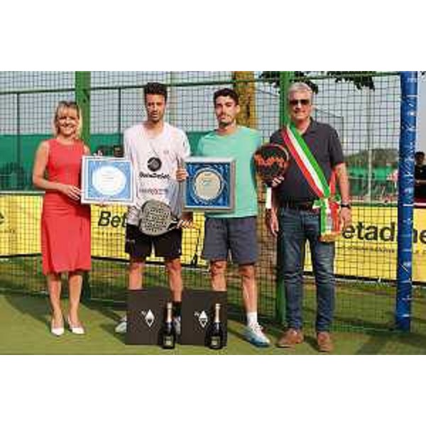 La consigliera regionale Lucia Buna (Lega) al momento della premizione della coppia Solbes-Gonzales - La consigliera regionale Lucia Buna (Lega) al momento della premizione della coppia Solbes-Gonzales