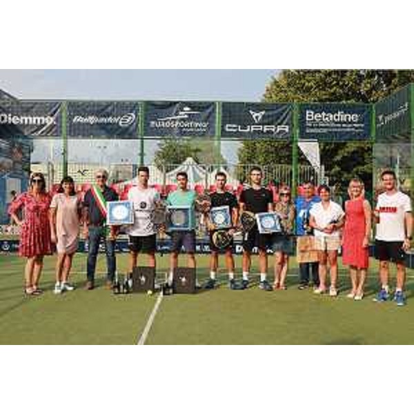 Foto di gruppo dei partecipanti al terzo torneo internazionale di padel, a Codenons - Foto di gruppo dei partecipanti al terzo torneo internazionale di padel, a Codenons