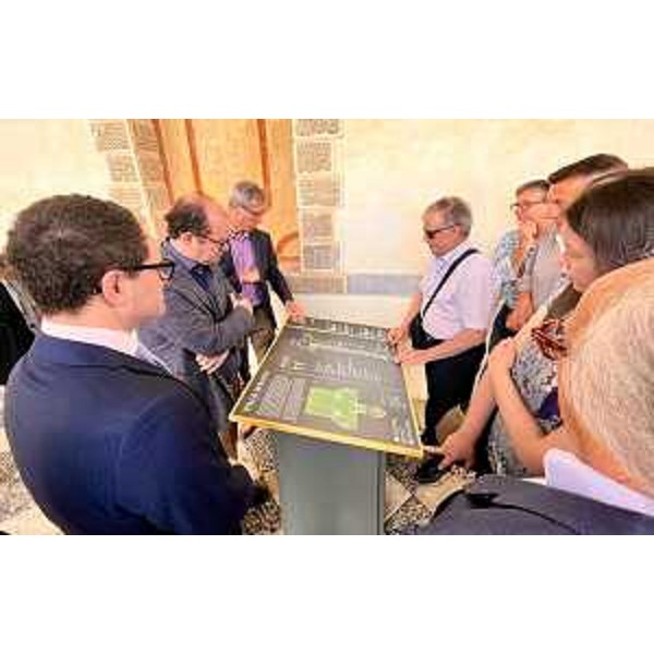 Il vicegovernatore del Friuli Venezia Giulia Mario Anzil durante la presentazione della mappa tattile che da oggi rende completamente fruibile Villa Manin agli ipovedenti. - Il vicegovernatore del Friuli Venezia Giulia Mario Anzil durante la presentazione della mappa tattile che da oggi rende completamente fruibile Villa Manin agli ipovedenti.