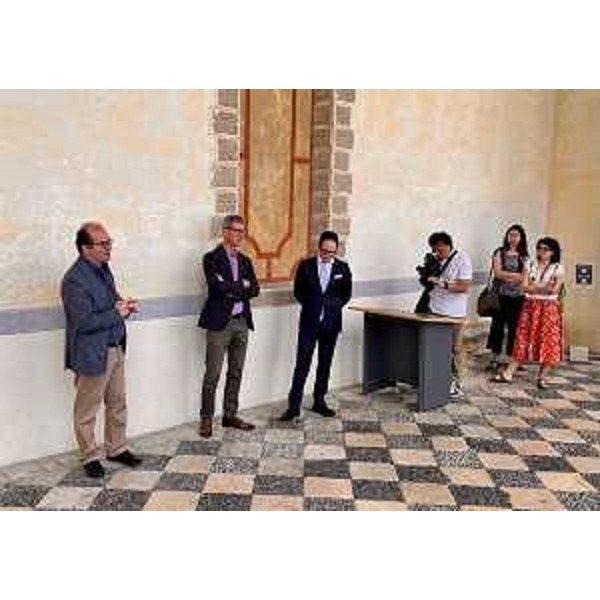 Il vicegovernatore del Friuli Venezia Giulia Mario Anzil durante la presentazione della mappa tattile che da oggi rende completamente fruibile Villa Manin agli ipovedenti. - Il vicegovernatore del Friuli Venezia Giulia Mario Anzil durante la presentazione della mappa tattile che da oggi rende completamente fruibile Villa Manin agli ipovedenti.