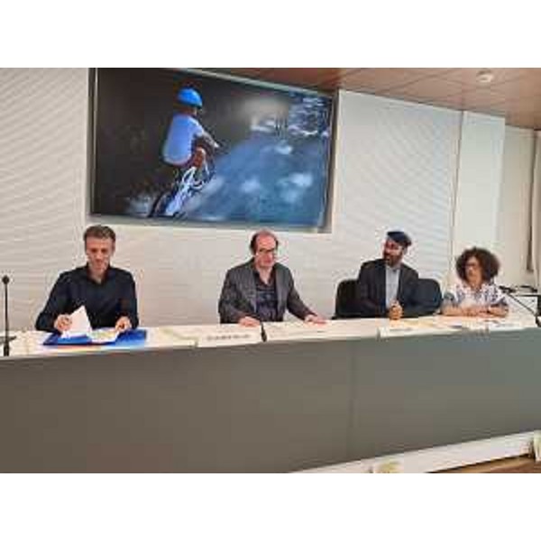 Il vicepresidente della Regione Mario Anzil (al centro) alla presentazione dell'evento "La strade dei libri passa da..." - Il vicepresidente della Regione Mario Anzil (al centro) alla presentazione dell'evento "La strade dei libri passa da..."