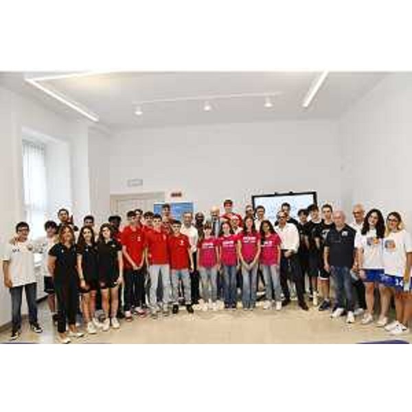 Il giovani regionali cestisti del 3x3 con al centro il governatore Massimiliano Fedriga - Il giovani regionali cestisti del 3x3 con al centro il governatore Massimiliano Fedriga