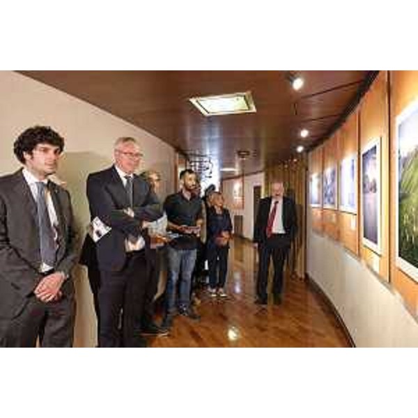 La mostra fotografica Land escape al primo piano della sede del Consiglio regionale, a Trieste - Silvano Trieste 2023-06-21 Consiglio Regionale ph Massimo Silvano