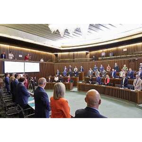 Furio Honselln (Open Fvg), in basso a sx, rimane seduto durante il minuto di silenzio - Silvano Trieste 2023-06-22 Consiglio Regionale FVG ph Massimo Silvano