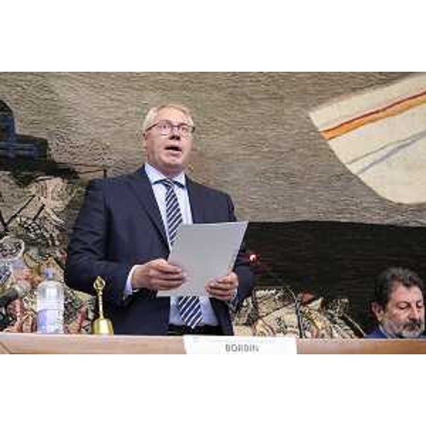 Il presidente del Cr Fvg, Mauro Bordin, mente ricorda la figura dell'ex presidente del Consiglio, Silvio Berlusconi - Silvano Trieste 2023-06-22 Consiglio Regionale FVG ph Massimo Silvano