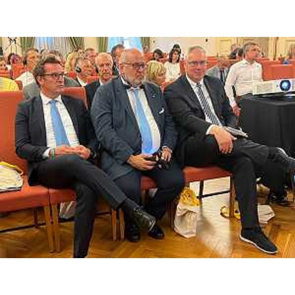 Il presidente del Cr Fvg, Mauro Bordin, insieme ai sindaci di Gorizia, Rodolzo Ziberna (al centro), e Nova Gorica, Samo Turel - Il presidente del Cr Fvg, Mauro Bordin, insieme ai sindaci di Gorizia, Rodolzo Ziberna (al centro), e Nova Gorica, Samo Turel