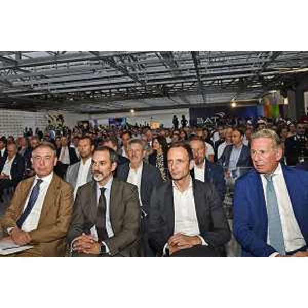 il governatore Fedriga, l'assessore Scoccimarro (ultimo a destra) e il ministro Urso (ultimo a sinistra) - il governatore Fedriga, l'assessore Scoccimarro (ultimo a destra) e il ministro Urso (ultimo a sinistra) 