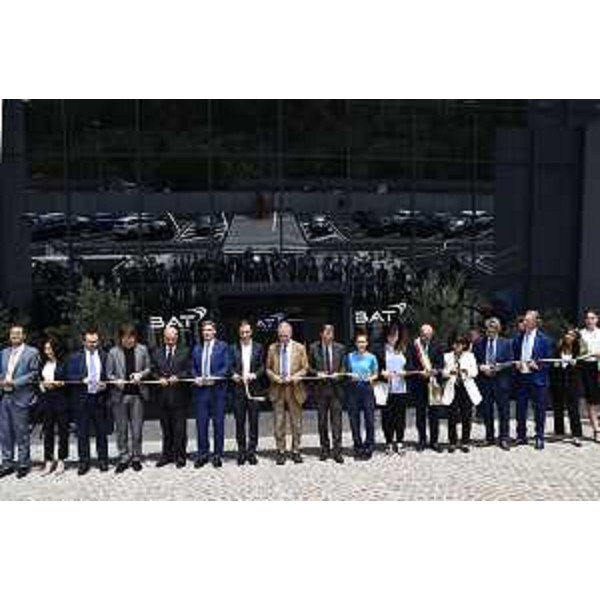 Il momento del taglio del nastro. Tra le autorità, oltre a Fedriga (al centro), anche gli assessori regionali Scoccimarro (terzultimo a destra) e Bini (quartultimo a sinistra) - Il momento del taglio del nastro. Tra le autorità, oltre a Fedriga (al centro), anche gli assessori regionali Scoccimarro (terzultimo a destra) e Bini (quartultimo a sinistra)