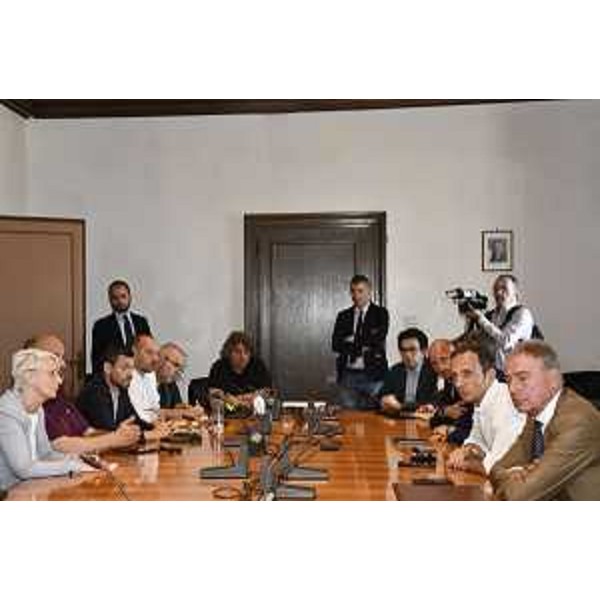 Il tavolo in Prefettura con il governatore Massimiliano Fedriga e il ministro Adolfo Urso - Il tavolo in Prefettura con il governatore Massimiliano Fedriga e il ministro Adolfo Urso