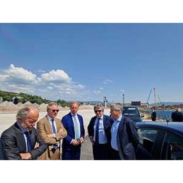 L'assessore Scoccimarro assieme al ministro Urso nel sito dell'ex area a caldo della Ferriera - L'assessore Scoccimarro assieme al ministro Urso nel sito dell'ex area a caldo della Ferriera