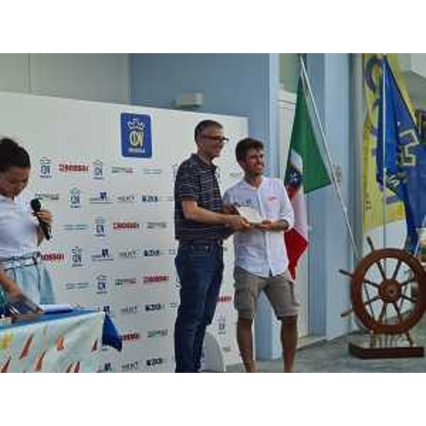 Lassessore regionale alle Autonomie locali Pierpaolo Roberti alla premiazione della diciottesima Settimana Internazionale dei 3 Golfi - Lassessore regionale alle Autonomie locali Pierpaolo Roberti alla premiazione della diciottesima Settimana Internazionale dei 3 Golfi