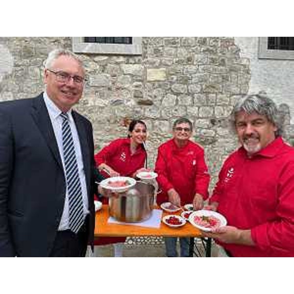 Il presidente del Consiglio regionale del Fvg, Mauro Bordin, insieme ai volontari e al presidente della Pro Loco Attimis, Marco Cobessi - Il presidente del Consiglio regionale del Fvg, Mauro Bordin, insieme ai volontari e al presidente della Pro Loco Attimis, Marco Cobessi