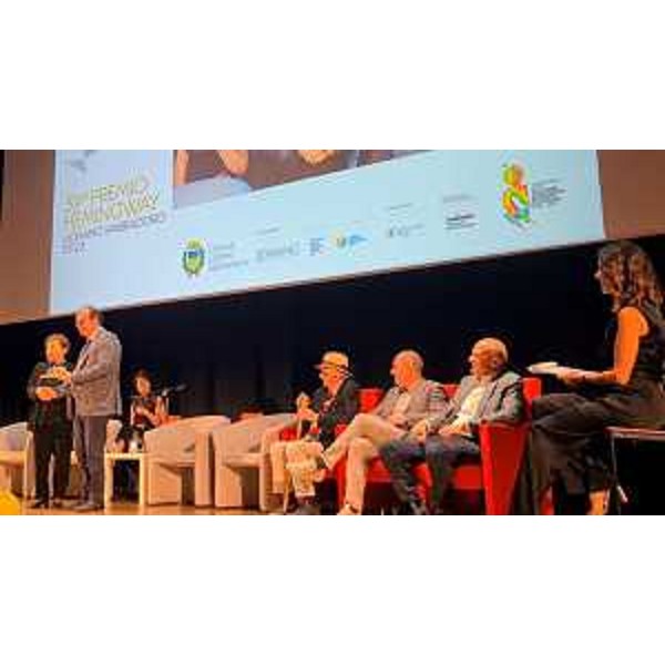 Dida: il vicegovernatore Anzil premia Shirin Ebadi - Dida: il vicegovernatore Anzil premia Shirin Ebadi