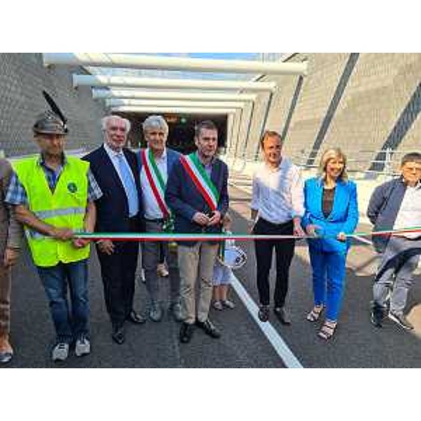 Il governatore Massimiliano Fedriga con l'assessore Cristina Amirante al taglio del nastro della Bretella sud di Pordenone nell'area dell'Interporto - Il governatore Massimiliano Fedriga con l'assessore Cristina Amirante al taglio del nastro della Bretella sud di Pordenone nell'area dell'Interporto