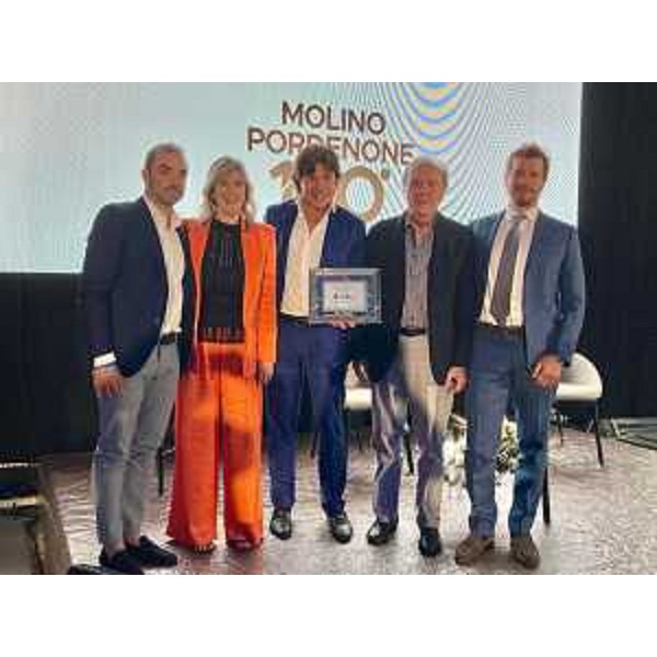 L'assessore Sergio Emidio Bini e l'assessore Cristina Amirante consegnano la targa della Regione Fvg alla famiglia Zuzzi per i cento anni di attività del Molino Pordenone - L'assessore Sergio Emidio Bini e l'assessore Cristina Amirante consegnano la targa della Regione Fvg alla famiglia Zuzzi per i cento anni di attività del Molino Pordenone