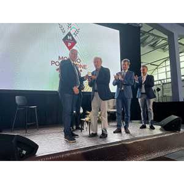 Il presidente Mauro Bordin consegna il sigillo del Cr Fvg alla famiglia Zuzzi tra le mani del patron Giampaolo (dietro di lui Valentino e Marco) - Il presidente Mauro Bordin consegna il sigillo del Cr Fvg alla famiglia Zuzzi tra le mani del patron Giampaolo (dietro di lui Valentino e Marco)