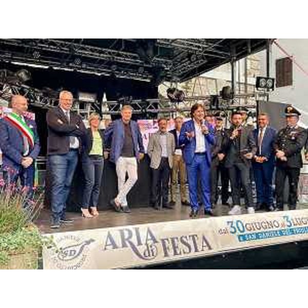 L'assessore regionale alle Attività produttive e Turismo Sergio Emidio Bini sul palco di Aria di Festa a San Daniele per il saluto istituzionale - L'assessore regionale alle Attività produttive e Turismo Sergio Emidio Bini sul palco di Aria di Festa a San Daniele per il saluto istituzionale