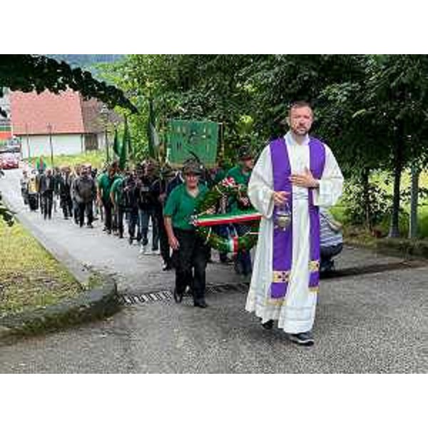 Don Marco Minin, cappellano militare della Brigata Julia, guida il corteo - Don Marco Minin, cappellano militare della Brigata Julia, guida il corteo