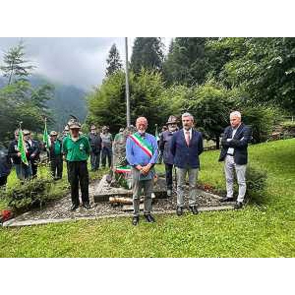 Le autorità presenti alla cerimonia con i consiglieri regionali Andrea Carli (penultimo a destra, vicino al sindaco Valter Fracas) e Manuele Ferrari (ultimo a destra) - Le autorità presenti alla cerimonia con i consiglieri regionali Andrea Carli (penultimo a destra, vicino al sindaco Valter Fracas) e Manuele Ferrari (ultimo a destra)