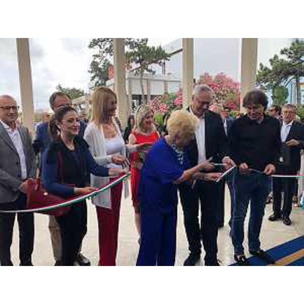 Il momento del taglio del nastro - Il momento del taglio del nastro