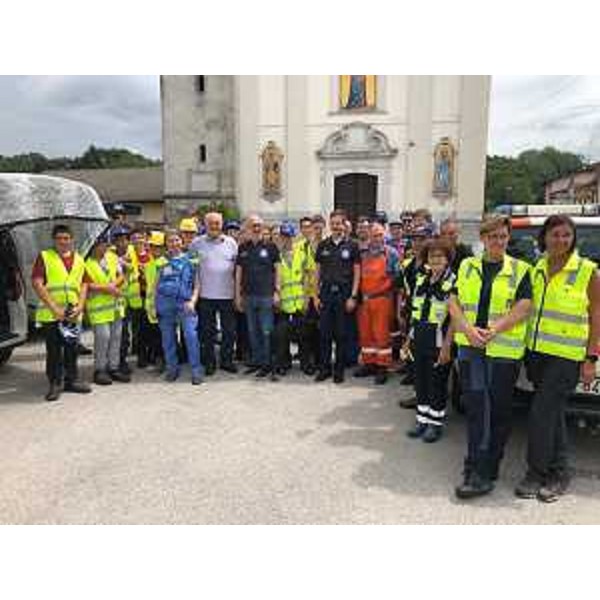 Il gruppo dei volontari di Sequals e i ragazzi del Camp. Al centro l'assessore Riccardi - Il gruppo dei volontari di Sequals e i ragazzi del Camp. Al centro l'assessore Riccardi