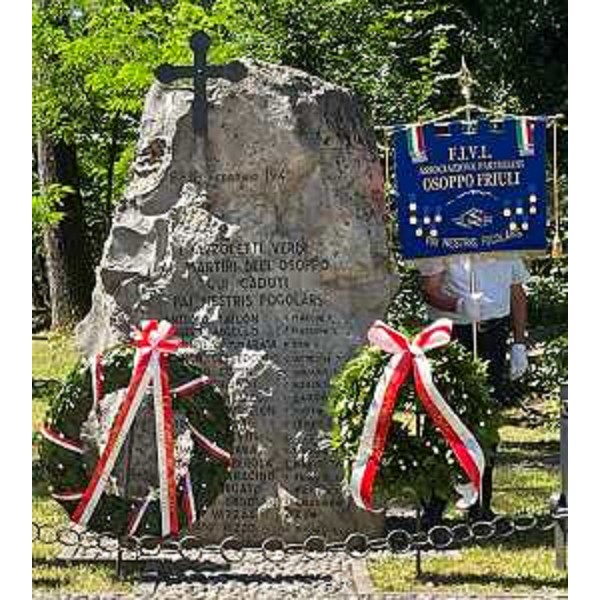 Il Cippo con i nomi scolpiti dei caduti. - Il Cippo con i nomi scolpiti dei caduti.