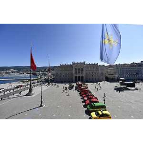 I mezzi schierati ion piazza Unità - I mezzi schierati ion piazza Unità 