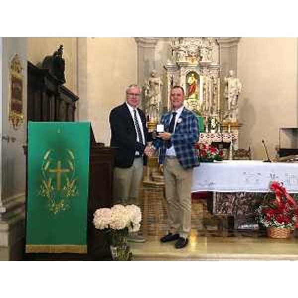 Mauro Bordin, presidente dell'Aula, consegna a Stefano Clabassi, presidente della sezione Afds di Sedegliano il sigillo del Consiglio regionale - Mauro Bordin, presidente dell'Aula, consegna a Stefano Clabassi, presidente della sezione Afds di Sedegliano il sigillo del Consiglio regionale