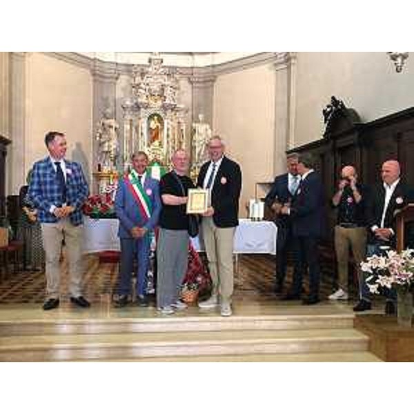 Il presidente dell'Aula, Mauro Bordin, premia Loris Valoppi (189 donazioni) - Il presidente dell'Aula, Mauro Bordin, premia Loris Valoppi (189 donazioni)
