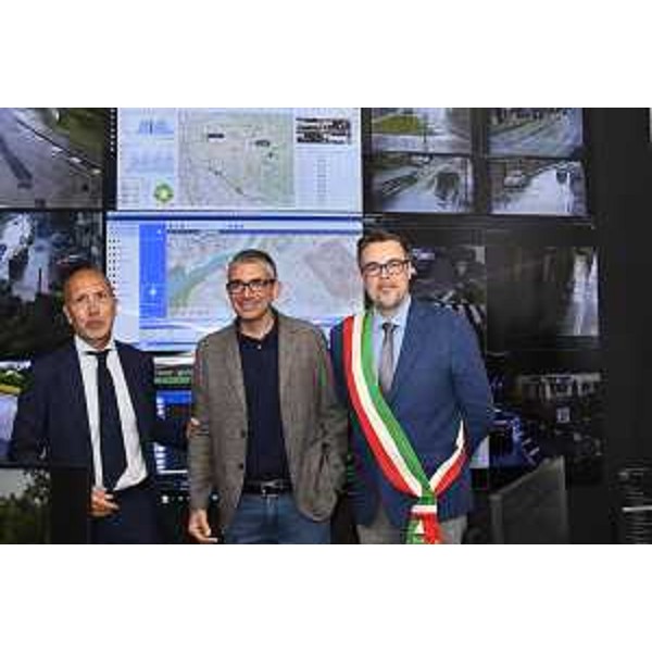 L'assessore Roberti visita la nuova centrale operativa della Polizia locale a Cividale del Friuli. A sinistra il prefetto di Udine Massimo Marchesiello, a destra il presidente della Comunità del Friuli orientale Enrico Basaldella - L'assessore Roberti visita la nuova centrale operativa della Polizia locale a Cividale del Friuli. A sinistra il prefetto di Udine Massimo Marchesiello, a destra il presidente della Comunità del Friuli orientale Enrico Basaldella