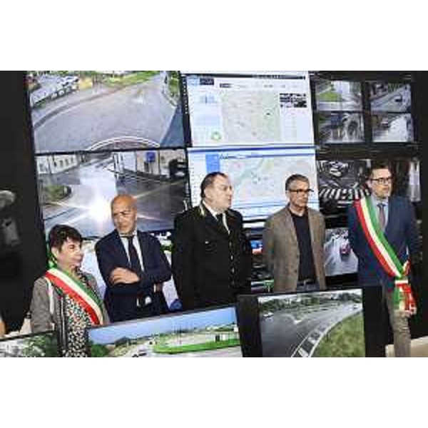 L'assessore Roberti (secondo da destra) visita la nuova centrale operativa della Polizia locale a Cividale del Friuli. - L'assessore Roberti (secondo da destra) visita la nuova centrale operativa della Polizia locale a Cividale del Friuli.