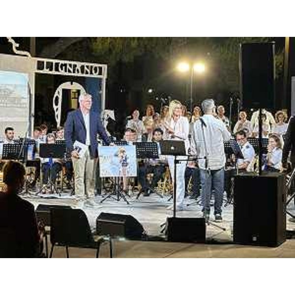 Il presidente del Cr Fvg, Mauro Bordin, riceve l'opera dall'artista Lucia Sarto - Il presidente del Cr Fvg, Mauro Bordin, riceve l'opera dall'artista Lucia Sarto