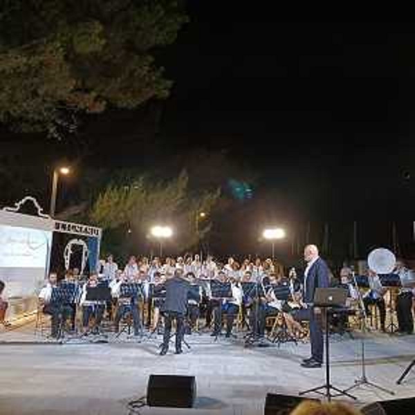 Il concerto nella piazzetta Pier Antonio Gregorutti a Lignano Sabbiadoro - Il concerto nella piazzetta Pier Antonio Gregorutti a Lignano Sabbiadoro