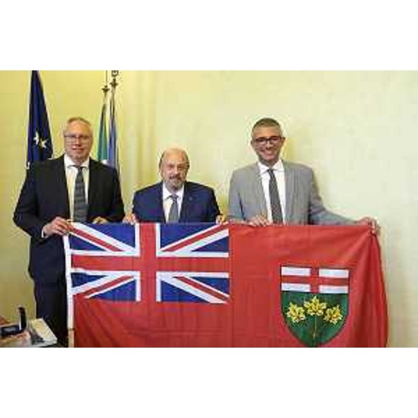Il presidente del Cr Fvg, Mauro Bordin, il ministro della Salute mentale dell'Ontario, Michael Tibollo, e l'assessore regionale all'Immigrazione, Pierpaolo Roberti - ACON 2023-07-04 Consiglio Regionale ACON