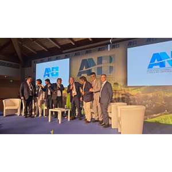 L'assessore Zannier (a destra) sul palco dei relatori all'assemblea nazionale dell'Anbi a Roma - L'assessore Zannier (a destra) sul palco dei relatori all'assemblea nazionale dell'Anbi a Roma