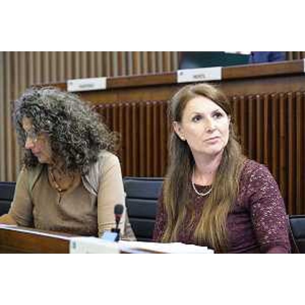 Rosaria Capozzi (M5S) accanto a Serena Pellegrino (Avs) - I Commissione, ACON