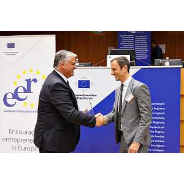 Il governatore Massimiliano Fedriga mentre riceve dal presidente del Comitato europeo delle Regioni Vasco Cordeiro il premio EER 2024 - Il governatore Massimiliano Fedriga mentre riceve dal presidente del Comitato europeo delle Regioni Vasco Cordeiro il premio EER 2024