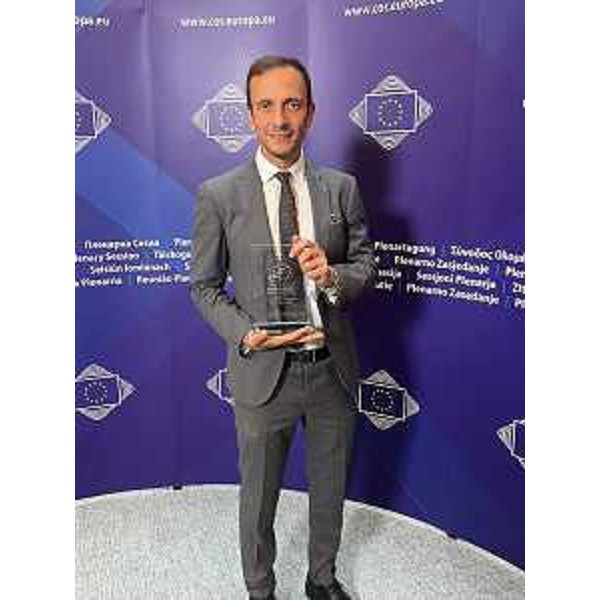 Il governatore Fedriga con il premio EER 2024 - Il governatore Fedriga con il premio EER 2024