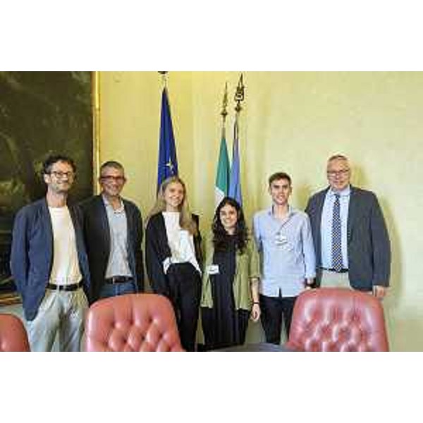 Il presidente del Cr Fvg, Mauro Bordin, e l'assessore Pierpaolo Roberti con i giovani ospiti dall'Argentina - Visita ragazzi argentini, ACON