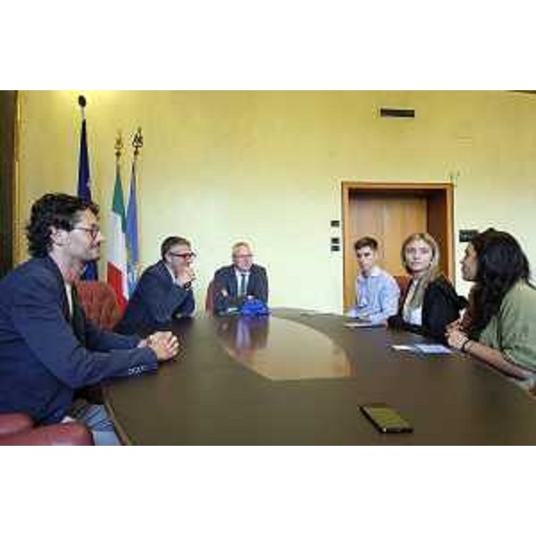 Il presidente del Cr Fvg, Mauro Bordin, e l'assessore Pierpaolo Roberti durante l'icontro nel salottino consiliare - Visita ragazzi argentini, ACON