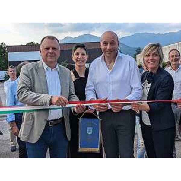 L'assessore regionale Barbara Zilli assieme alle altre autorità al momento del taglio del nastro - L'assessore regionale Barbara Zilli assieme alle altre autorità al momento del taglio del nastro