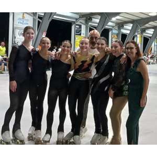 Un gruppo di pattinatrici alla fine del saggio - Un gruppo di pattinatrici alla fine del saggio