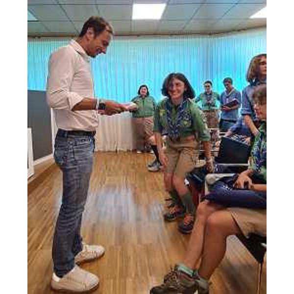 Un momento dei simboli rappresentativi delle associazioni tra i ragazzi e il governatore Fedriga - Un momento dei simboli rappresentativi delle associazioni tra i ragazzi e il governatore Fedriga