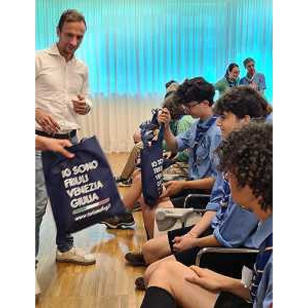 Fedriga consegna i gadget IosonoFriuliVenezia Giulia - Fedriga consegna i gadget IosonoFriuliVenezia Giulia 