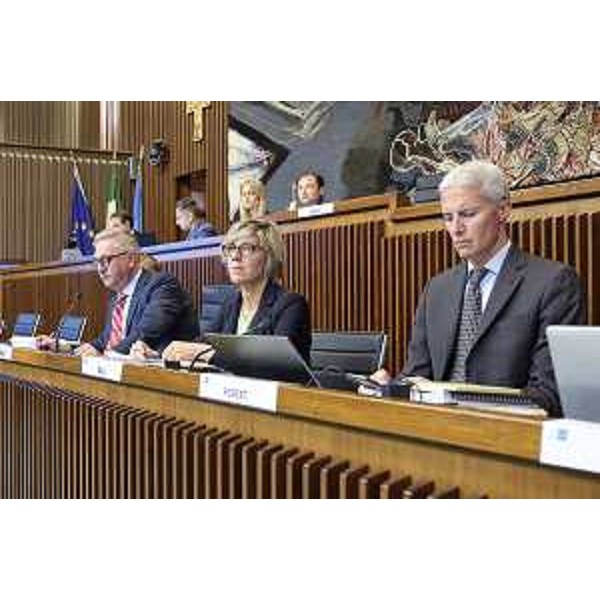 Il banco di presidenza della I Commissione integrata con il presidente Alessandro Basso (FdI, primo da sinistra) e al suo fianco l'assessore Barbara Zilli - I Commissione Integrata, ACON